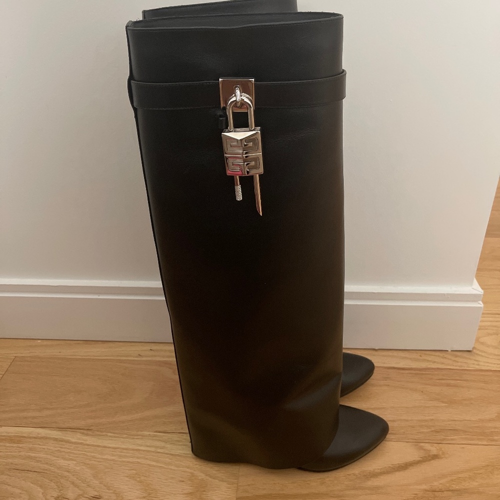2021 Givenchy Shark boots Size 40